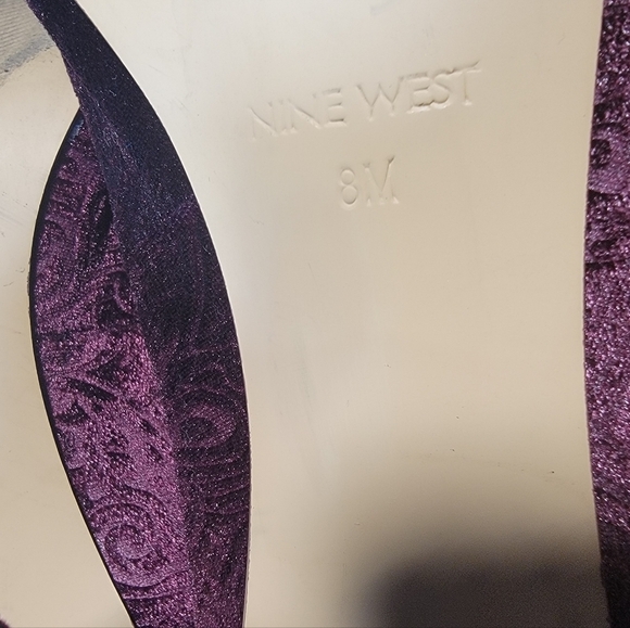 Nine West Jayvee Burgundy Velvet Floral Embossed Block Heels Size 8 - Picture 15 of 17